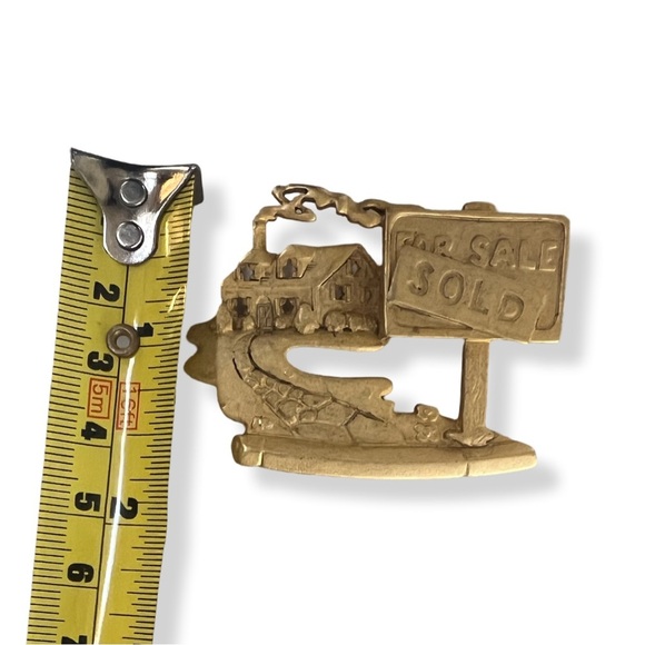 Signed gold-tone Real Estate Brooch Pin - Picture 3 of 5